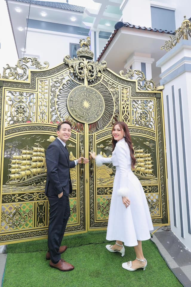 Mới đây, vợ chồng cô đã hoàn thiện 1 căn biệt thự, mời bố mẹ chồng vào ở.