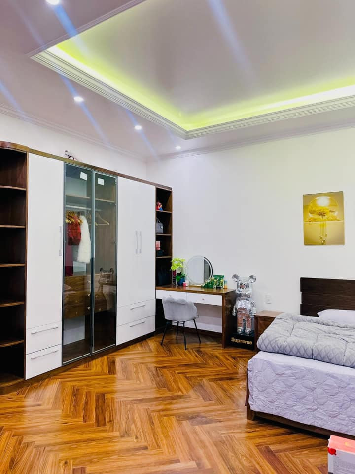 Căn nhà là dạng biệt thự mái thái có 2 mặt tiền, tổng diện tích 140m2/sàn, nhà có 2 sàn là 280m2, gồm: 4 phòng ngủ, 1 phòng bếp, 1 phòng khách, 2 nhà vệ sinh, 1 phòng giặt.