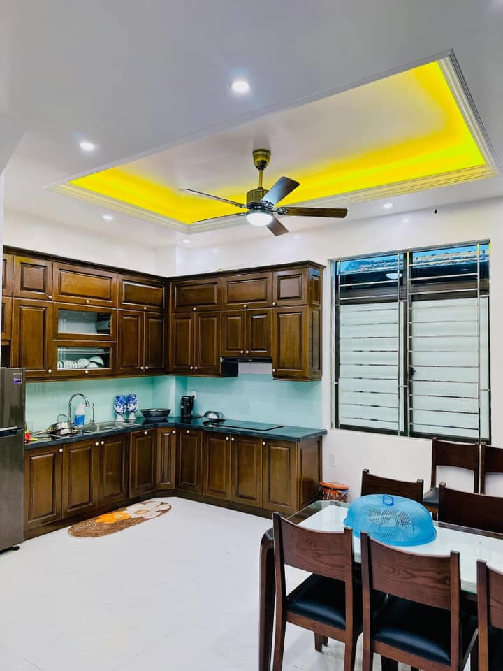 Căn bếp của căn nhà được thiết kế với tông chủ đạo là màu nâu gỗ.