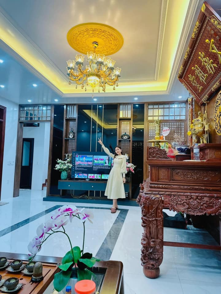 Bùi Thoan chia sẻ, cô về làm dâu ở Hưng Yên từ năm 2018. Nhưng thời điểm cưới nhau về, Thoan cùng chồng đều 2 bàn tay trắng lập nghiệp, gia đình cũng khó khăn nên không giúp đỡ nhiều về tài chính. Có những giai đoạn rất vất vả, Bùi Thoan chia sẻ bầu bí 30 tuần rồi vẫn livestream bán hàng, làm việc 15-16 tiếng/ngày cho tới tận khi sinh nở chỉ vì tham công tiếc việc.