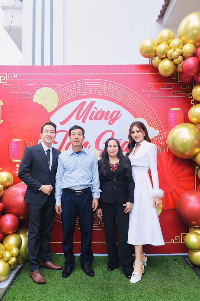 Cô con dâu trong câu chuyện nói trên là Bùi Thị Thoan (SN 1992, quê gốc ở Thái Nguyên). Vì sống trong hoàn cảnh khó khăn từ bé nên cô cùng chồng luôn mong muốn xây tặng ba mẹ một căn nhà khang trang khi về già.