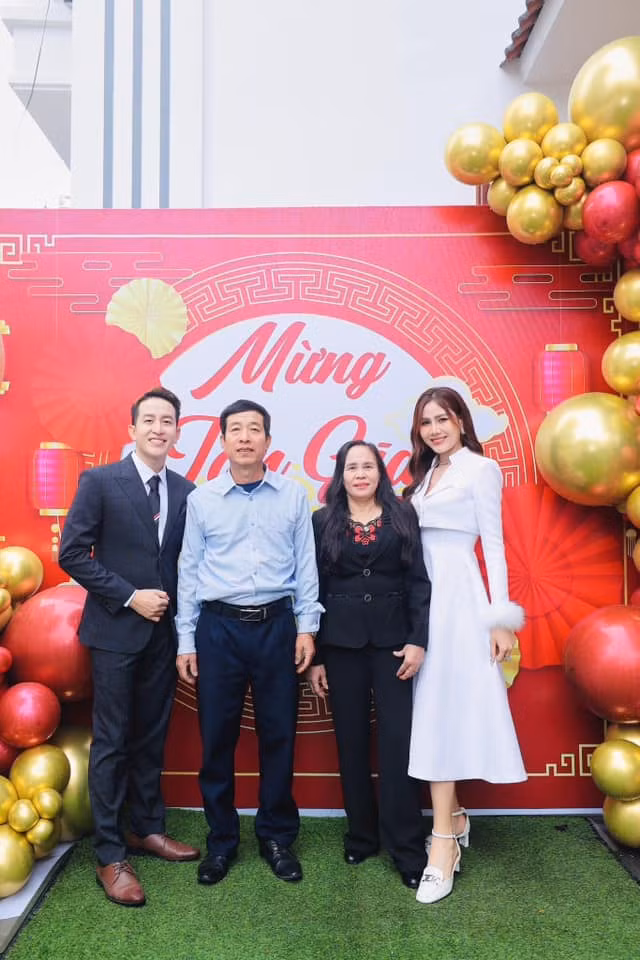 Cô con dâu trong câu chuyện nói trên là Bùi Thị Thoan (SN 1992, quê gốc ở Thái Nguyên). Vì sống trong hoàn cảnh khó khăn từ bé nên cô cùng chồng luôn mong muốn xây tặng ba mẹ một căn nhà khang trang khi về già.