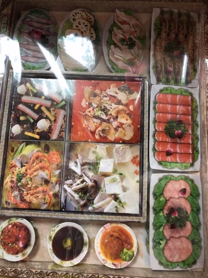 Không chỉ tiền vàng, bây giờ nguyên cả 1 set lẩu cũng được biến thành vàng mã để đốt cho người ở "cõi âm".