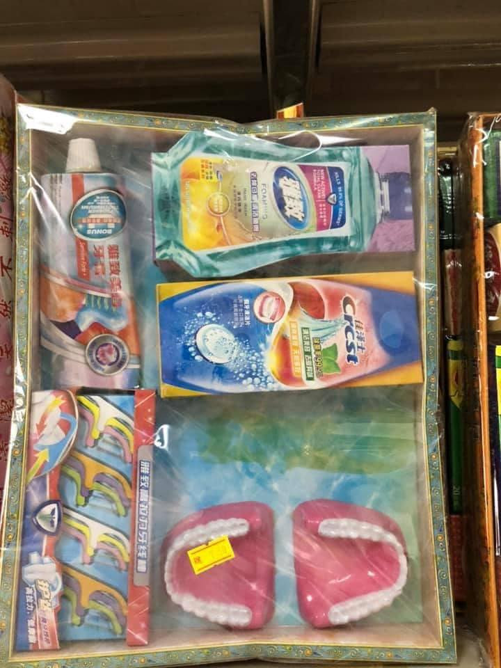 Cả hàm răng giả...