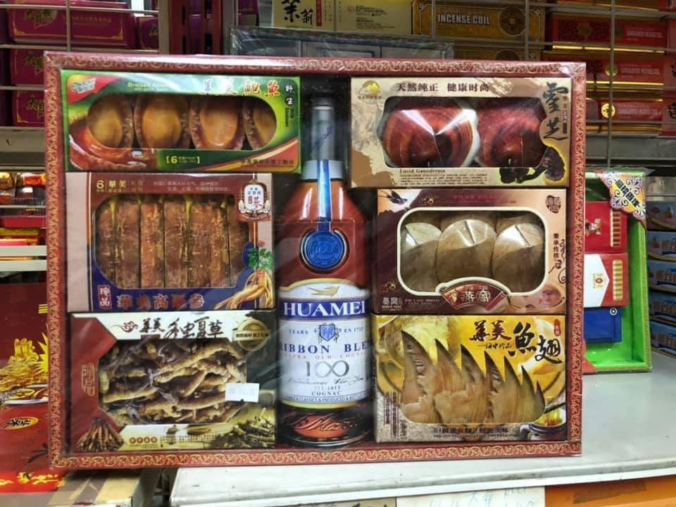 Rất nhiều người đã bày tỏ quan điểm về vấn đề này. Có người cho rằng: "Con cháu có làm ăn nên thì mới có để đốt cho các cụ đầy đủ", tuy nhiên cũng có người không đồng tình: "Như vậy thì lãng phí quá rồi, không biết các cụ ở dưới có nhận được không, nhưng mỗi lần đốt như này tiêu tốn không ít tiền thật, bạc thật".