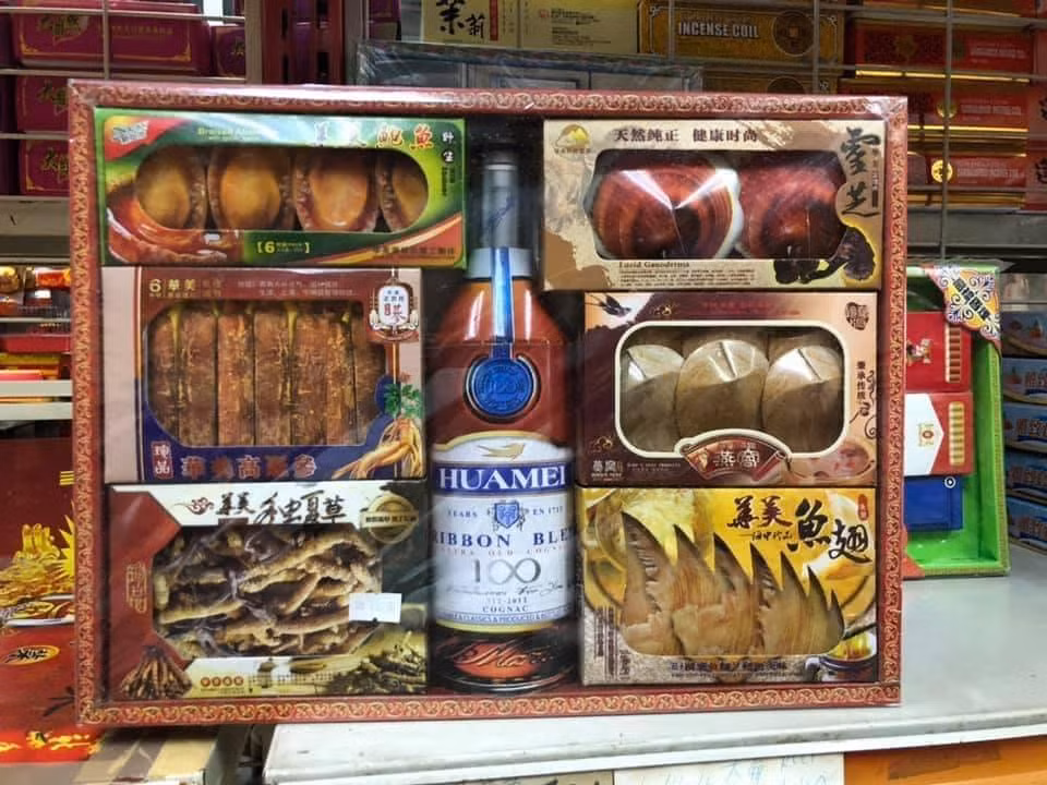 Rất nhiều người đã bày tỏ quan điểm về vấn đề này. Có người cho rằng: "Con cháu có làm ăn nên thì mới có để đốt cho các cụ đầy đủ", tuy nhiên cũng có người không đồng tình: "Như vậy thì lãng phí quá rồi, không biết các cụ ở dưới có nhận được không, nhưng mỗi lần đốt như này tiêu tốn không ít tiền thật, bạc thật".