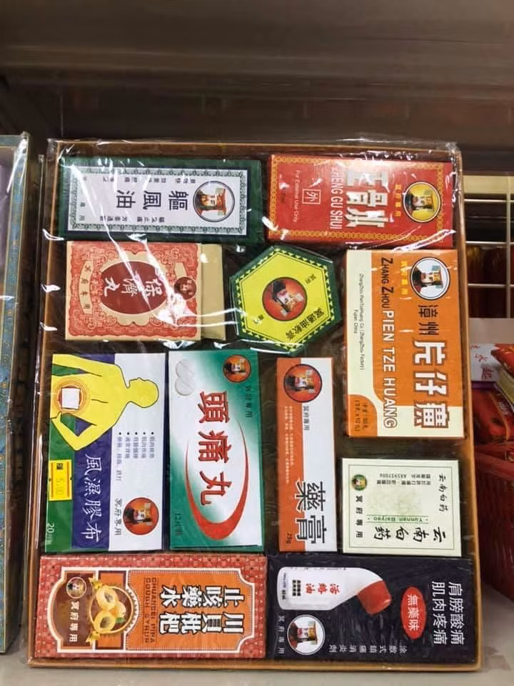 Nhiều người thì hài hước: "Các cụ ở dưới chắc cũng mở được 1 tiệm đồ ăn rồi đó", "Cỡ này phải mở được cái tạp hóa chứ không đùa".