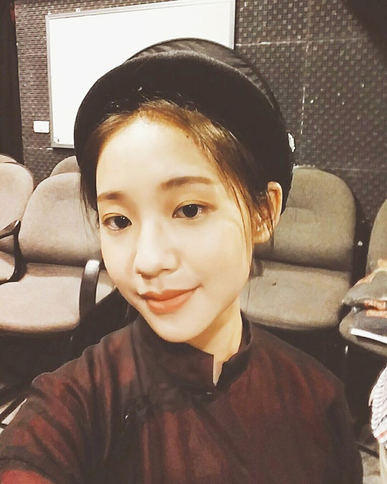 Cô nàng tên Hoàng Hà, hiện đang sinh sống và làm việc tại Hà Nội. Công việc hiện tại của cô nàng chủ yếu liên quan đến nghệ thuật, diễn xuất.