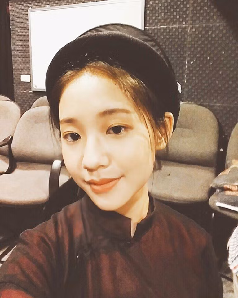 Cô nàng tên Hoàng Hà, hiện đang sinh sống và làm việc tại Hà Nội. Công việc hiện tại của cô nàng chủ yếu liên quan đến nghệ thuật, diễn xuất.