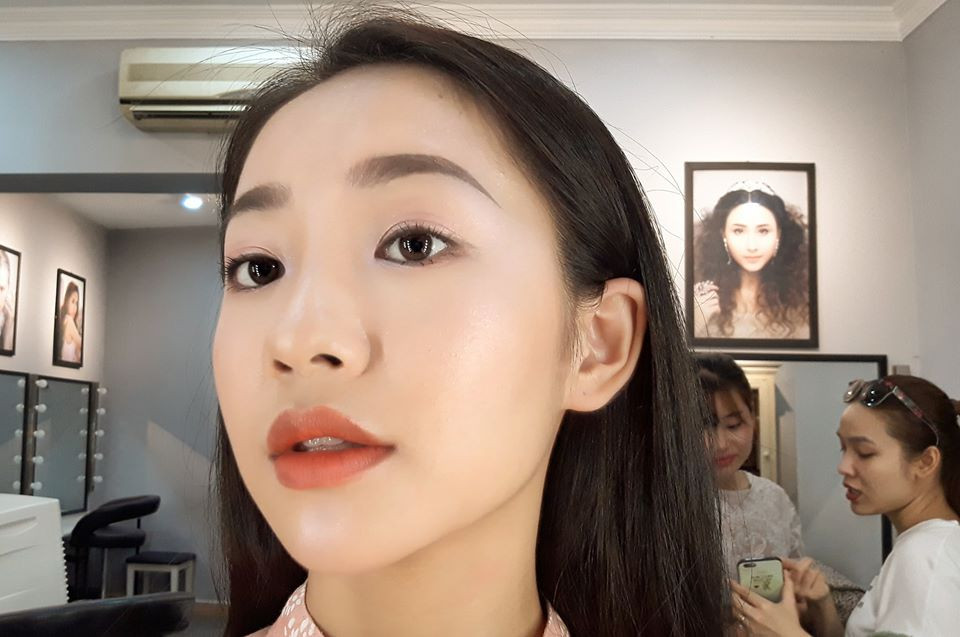 "Nỗi đau nhìn chồng ngang nhiên đi với gái nhưng bất lực chỉ biết khóc lóc được thể hiện quá xuất sắc", "Bạn này khóc cũng xinh thật, mà đúng nét đẹp hài hòa, dịu dàng ngày xưa ấy" - Dân mạng bình luận.