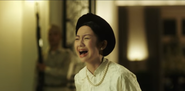 MV mới của Hòa Minzy hiện đang khiến mạng xã hội sôi sục vì tái hiện lại câu chuyện tình của Nam Phương Hoàng hậu và Vua Bảo Đại. Dù chỉ xuất hiện vài giây, thế nhưng, cô gái vào vai Mộng Điệp lại gây sự chú ý đặc biệt của khán giả.