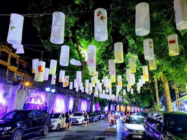 Buổi tối cuối tuần, phố Phùng Hưng càng "đắt khách", chủ yếu là các bạn trẻ và khách du lịch.