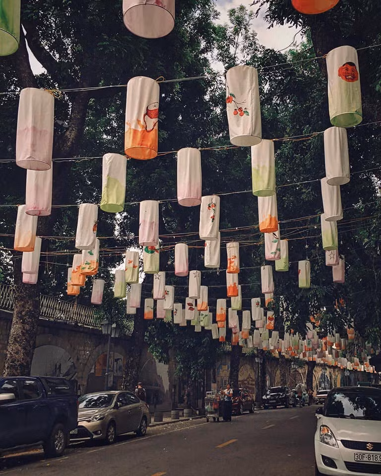 Phố bích họa Phùng Hưng đẹp lạ thường với chiếc đèn lồng Trung thu.