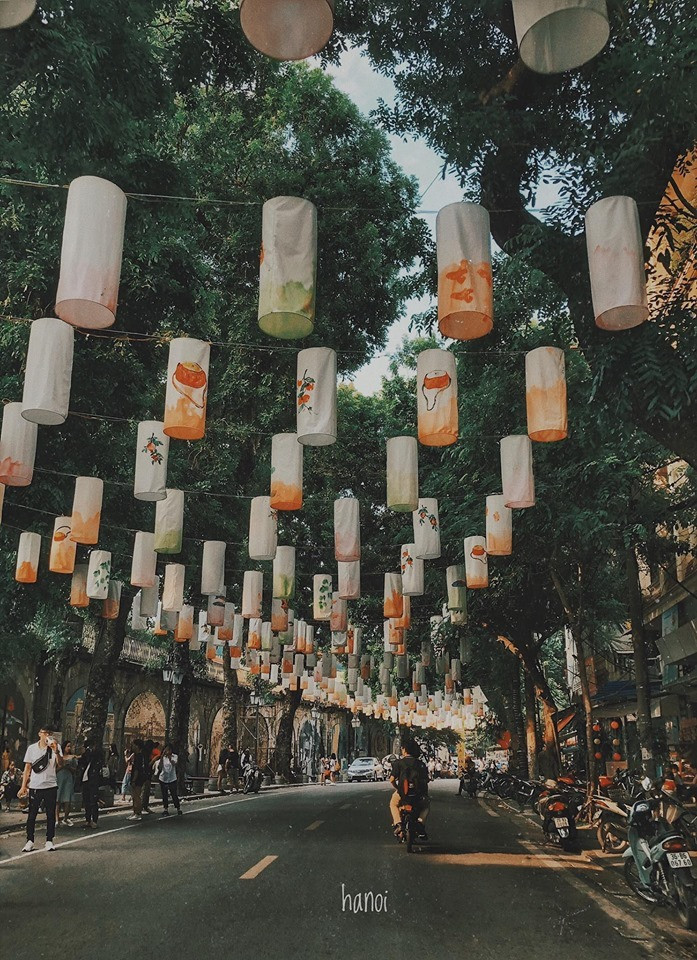 Ngay cả vào ban ngày, khi chưa lên đèn, dãy phố đèn lồng này thu hút nhiều bạn trẻ checkin vì vẻ lung linh của màu sắc vải đèn.