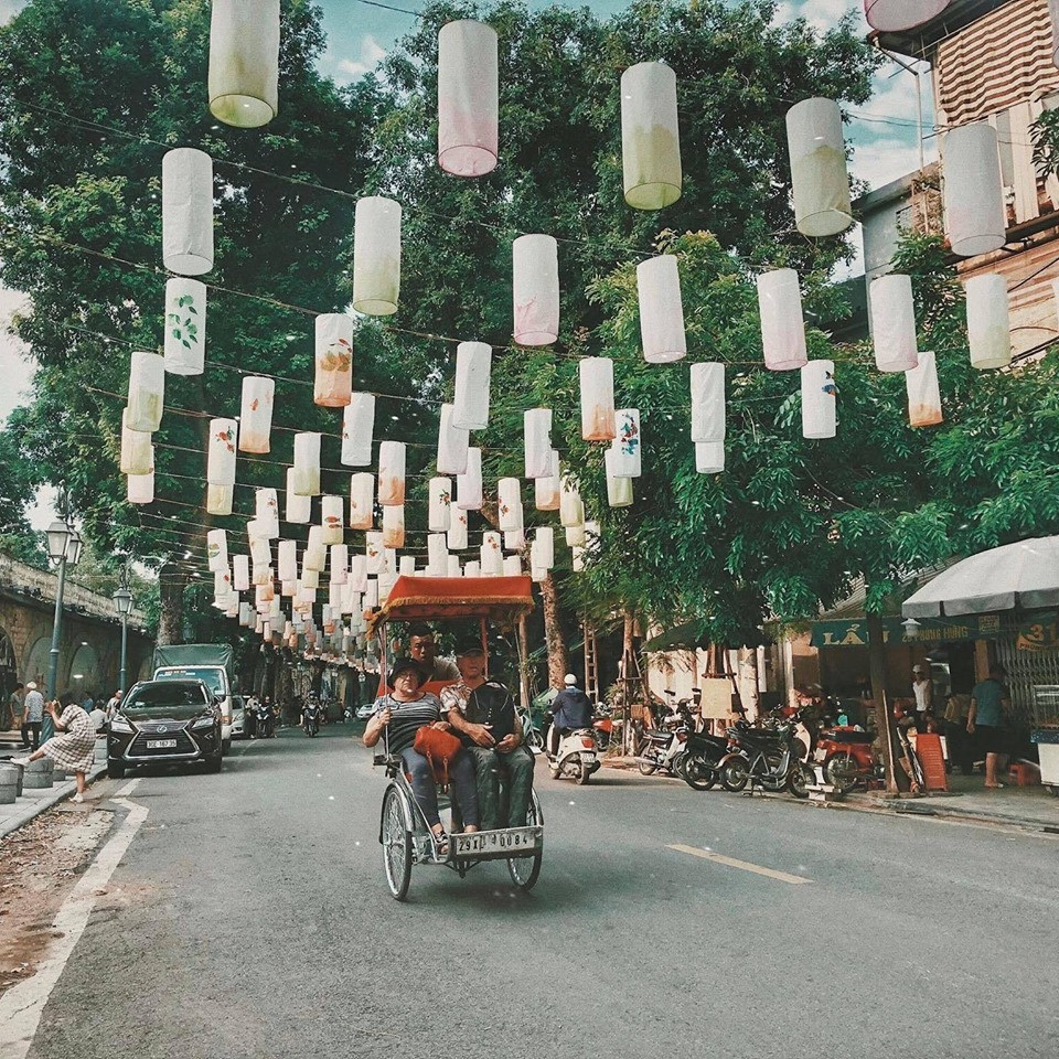 Năm nay, phố bích họa Phùng Hưng được chăng đèn lồng cực lung linh. Có đến hơn trăm chiếc đèn lồng với màu sắc trang nhã được trang trí dọc dãy phố.