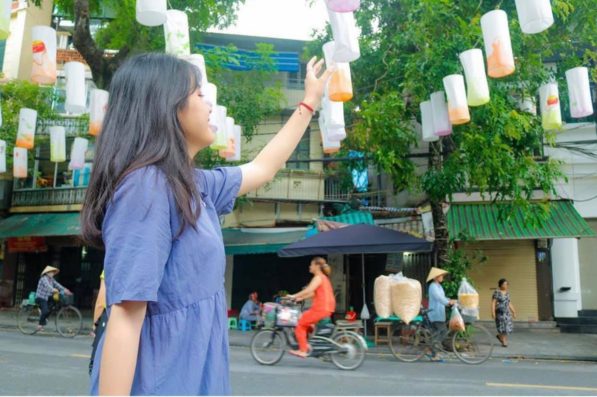 Ngay sau khi có thông tin phố Phùng Hưng chăng đèn lồng phục vụ Lễ hội Trung thu, nhiều bạn trẻ nhanh chân tới đây ngắm nhìn và sở hữu những tấm ảnh check-in "so deep".