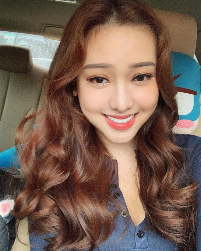 Sau khi chi gần nửa tỷ đồng để "đập mặt đi xây lại" cùng hàng loạt hình thức làm đẹp khác, hot girl Thúy Vi rất chăm chỉ khoe ảnh mặt mộc trên trang cá nhân. Cô nàng thường selfie mỗi khi vừa ngủ dậy và được khen ngợi vì độ tươi tắn. Điều khiến hot girl Cà Mau tự hào nhất về bản thân là làn da căng bóng, mịn màng, hầu như không bao giờ mọc mụn, chỉ có lấm tấm một chút tàn nhang trên má.