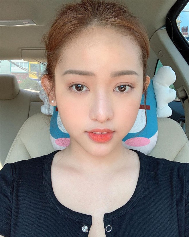 Người đẹp không ngần ngại tiết lộ mình đã trải qua điêu khắc chân mày, phun mí, phun môi một cách "tự nhiên nhất có thể" để dù không cần son phấn thì gương mặt vẫn sắc nét, tự tin chụp hình bất cứ lúc nào.