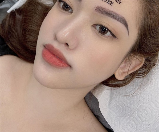 Nổi tiếng sau scandal người thứ ba xen giữa cặp đôi một thời Phan Thanh - Midu cùng màn đại tu nhan sắc ở tuổi 18, Thúy Vi hiện tại được biết đến là một trong những hotgirl thu hút mạnh mẽ sự chú ý của cộng đồng mạng. Những hình ảnh xinh đẹp cùng thân hình bốc lửa thường xuyên được người đẹp chia sẻ lên mạng xã hội nhằm khẳng định phong độ sắc vóc đỉnh cao.