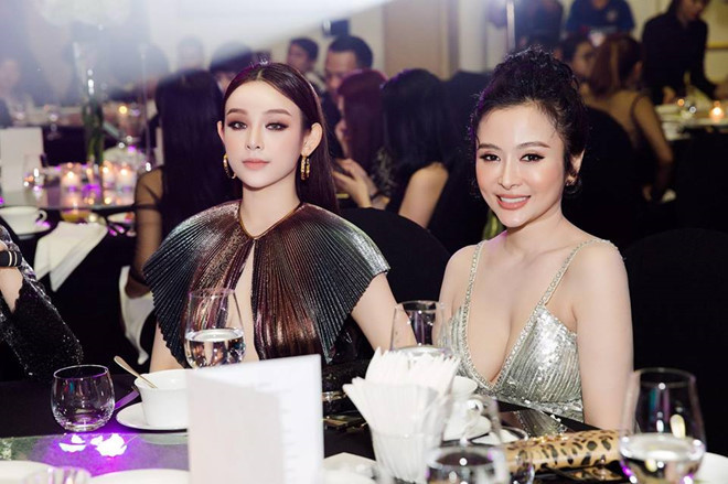 Hot girl Huyền Baby sinh ra trong gia đình có 4 chị em gái. Chị cả của cô tên Đặng Thúy Loan (sinh năm 1988)