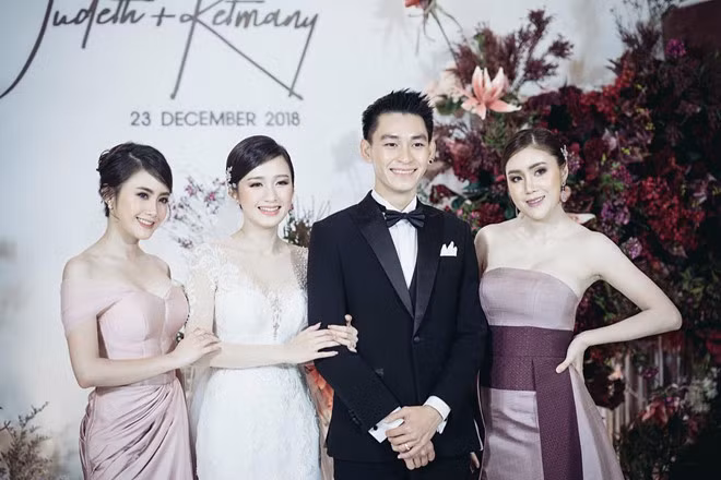 Chichi Sivilay là hot girl Lào gốc Việt nổi tiếng trên mạng. Cô có hai chị gái là Ketmany Sivilay (sinh năm 1995) và Yatmany Sivilay (sinh năm 1991) đều được khen ngợi có nhan sắc nổi bật.