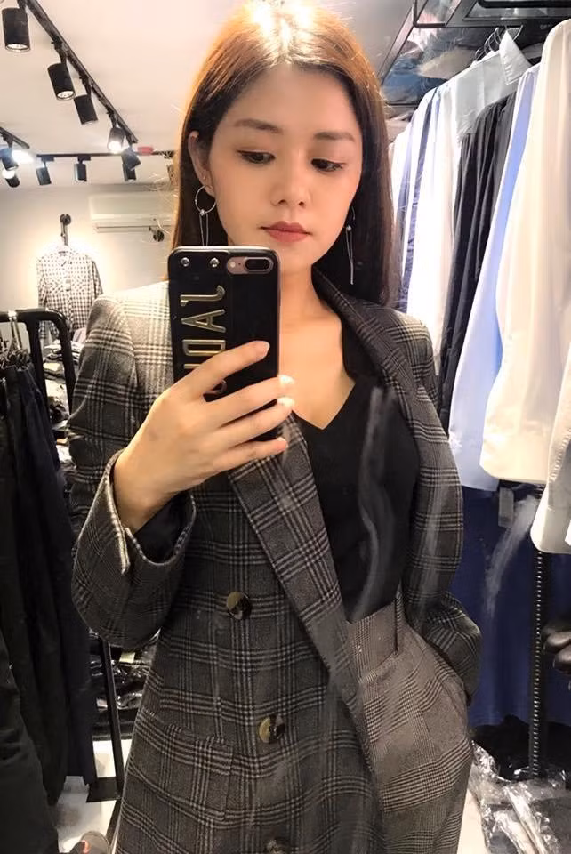 Chi Pu rất tự hào mỗi khi nhắc về chị gái: "Người chị gái hơn tôi 11 tuổi mà trẻ mà đẹp như vậy. Mãi mãi thanh xuân yêu thương tràn đầy nhé".