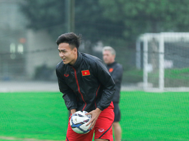 Bên cạnh Tấn Sinh, Bùi Hoàng Việt Anh cũng là cầu thủ khiến người hâm mộ không hài lòng trong trận gặp U23 UAE bởi luôn làm mất bóng, không kèm chặt cầu thủ đội bạn, tạo ra nhiều tình huống nguy hiểm cho khung thành của Bùi Tiến Dũng.