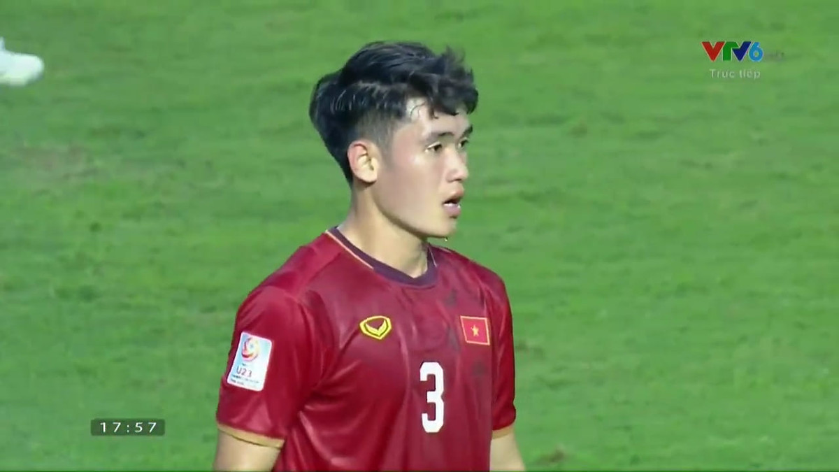 Trận đấu đầu tiên của U23 Việt Nam tại VCK U23 Châu Á gặp U23 UAE kết thúc với tỷ số hoà 0-0 trong sự tiếc nuối của người hâm mộ. Tuy nhiên, điều đáng kể đến nhất sau khi trận đấu kết thúc lại là những pha chơi xấu cực kỳ lộ liễu của cầu thủ số 3, Huỳnh Tấn Sinh.