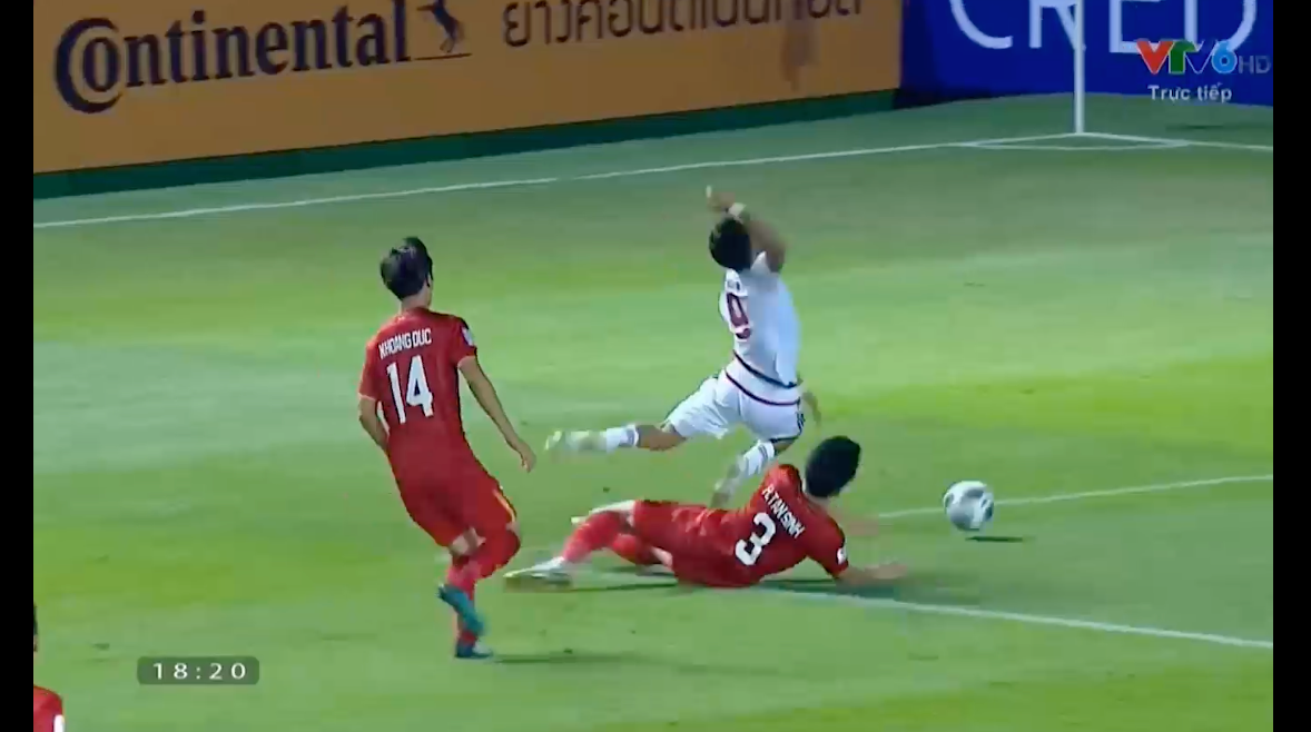 Ngay trong hiệp 1 của trận đấu, Huỳnh Tấn Sinh đã liên tục bị trọng tài nhắc nhở, bình luận viên nhắc tên vì các pha chơi xấu cầu thủ đội bạn. Cầu thủ U23 Việt Nam liên tục dùng chân, tay xô đẩy, ngáng chân các đối thủ của U23 UAE.