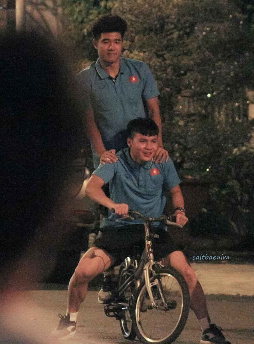 "Tổ lái" Quang Hải và Đức Chinh cùng quay xe.