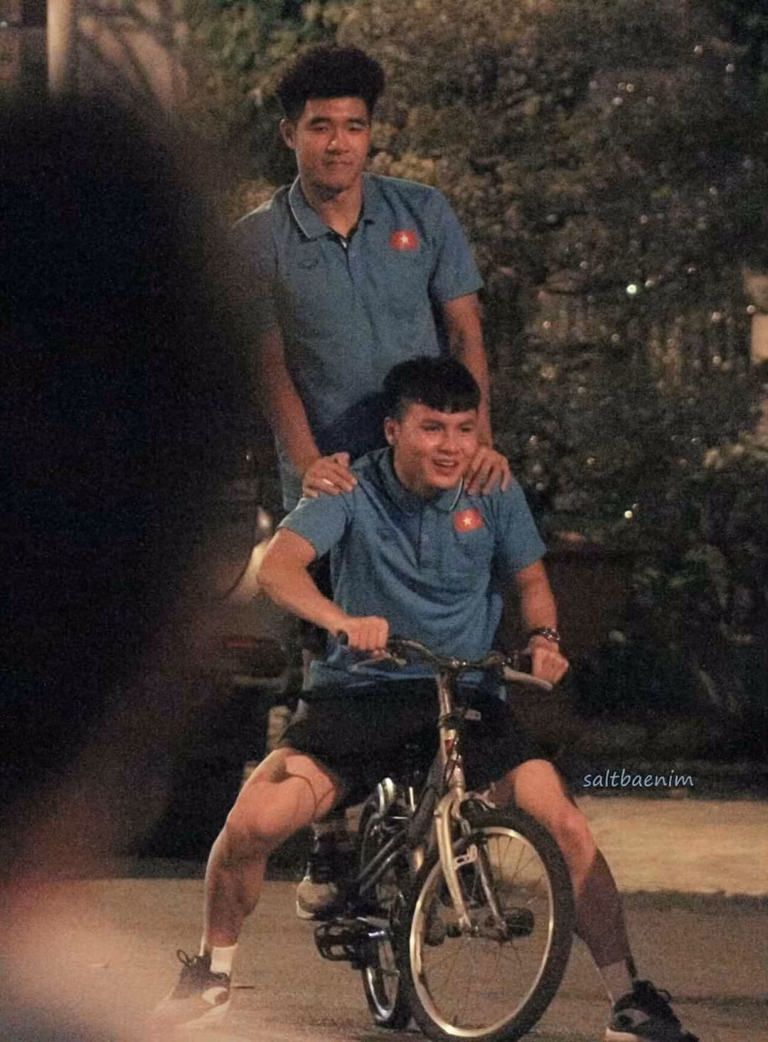 "Tổ lái" Quang Hải và Đức Chinh cùng quay xe.