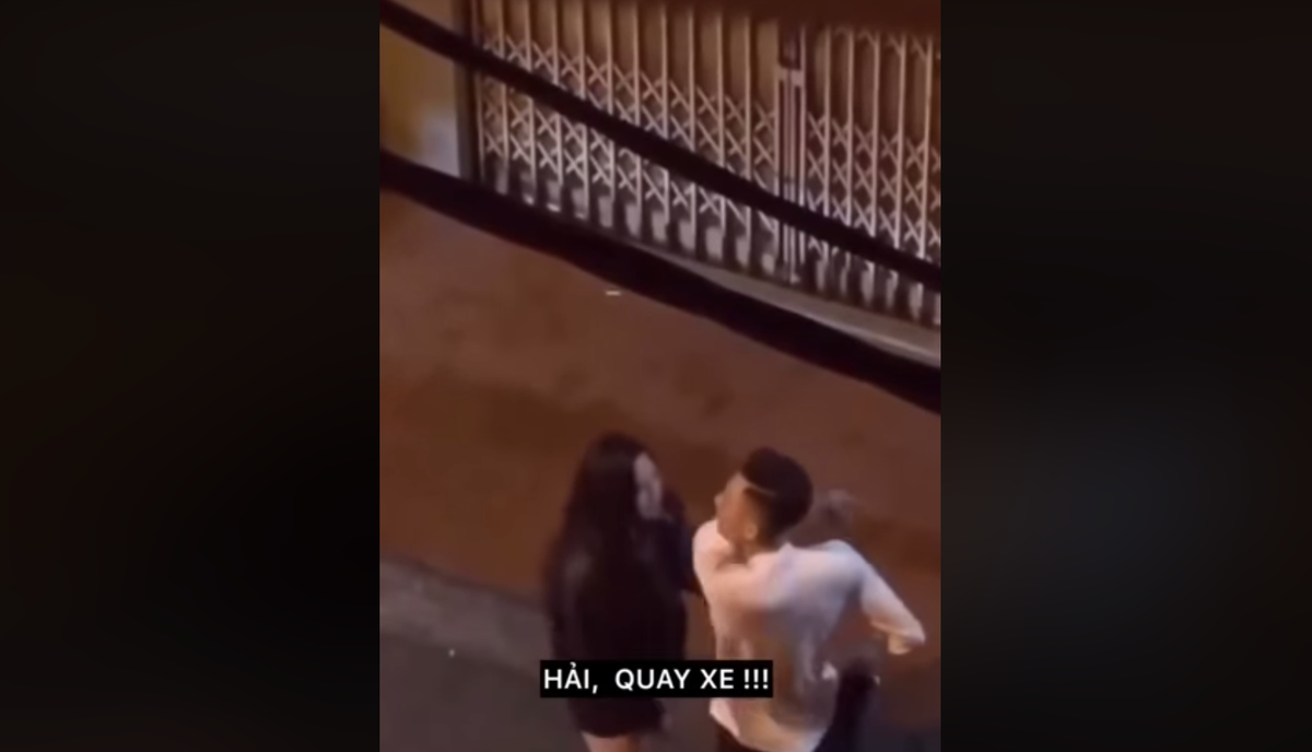 Đáng chú ý nhất, ở đoạn cuối clip, chàng trai khi đã mất hết kiên nhẫn với người yêu bèn hét lên với bạn "Hải, quay xe" khiến ai nấy đều buồn cười. Mặc dù chẳng biết nhân vật Hải là ai nhưng anh chàng này đã chiếm hết spotlight của cặp đôi nam - nữ chính. Nhiều dân mạng vui vẻ bình luận, Hải được nhắc đến chính là... cầu thủ Quang Hải.