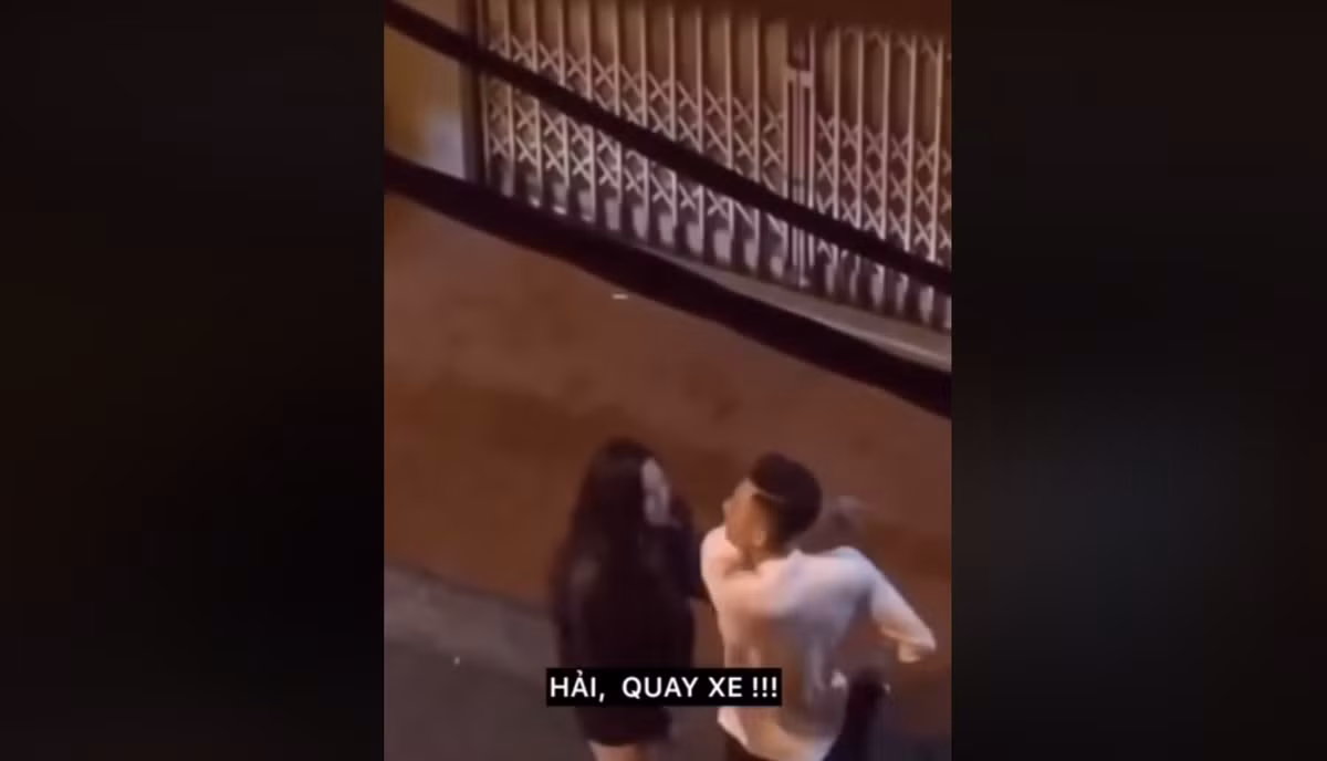 Đáng chú ý nhất, ở đoạn cuối clip, chàng trai khi đã mất hết kiên nhẫn với người yêu bèn hét lên với bạn "Hải, quay xe" khiến ai nấy đều buồn cười. Mặc dù chẳng biết nhân vật Hải là ai nhưng anh chàng này đã chiếm hết spotlight của cặp đôi nam - nữ chính. Nhiều dân mạng vui vẻ bình luận, Hải được nhắc đến chính là... cầu thủ Quang Hải.