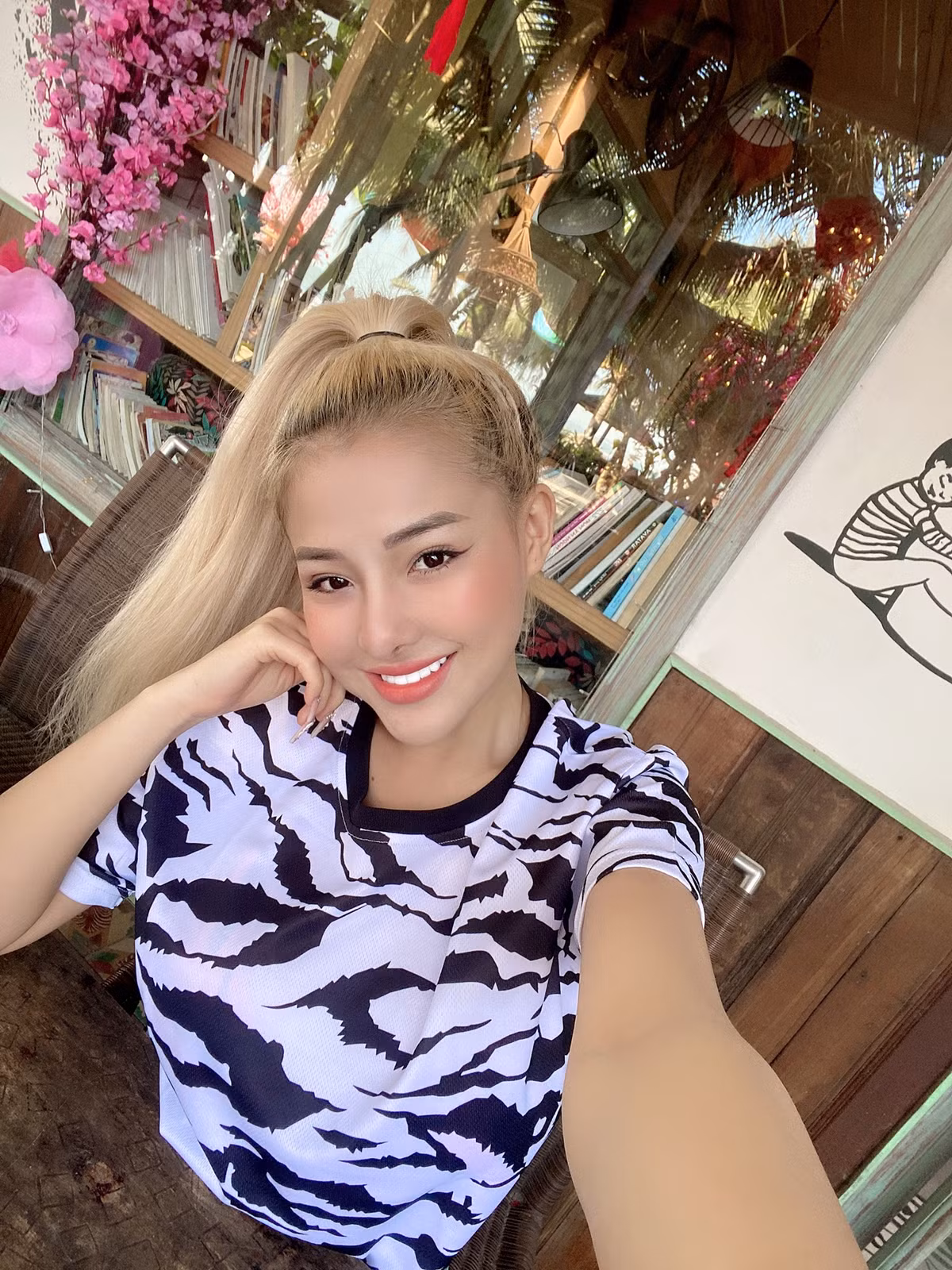 Trước đó, Ngân 98 và Lương Bằng Quang cũng công khai đi "đập đi xây lại", thay đổi ngoại hình. Hậu phẫu thuật, cả hai trở lại với khuôn mặt cứng như tượng sáp.