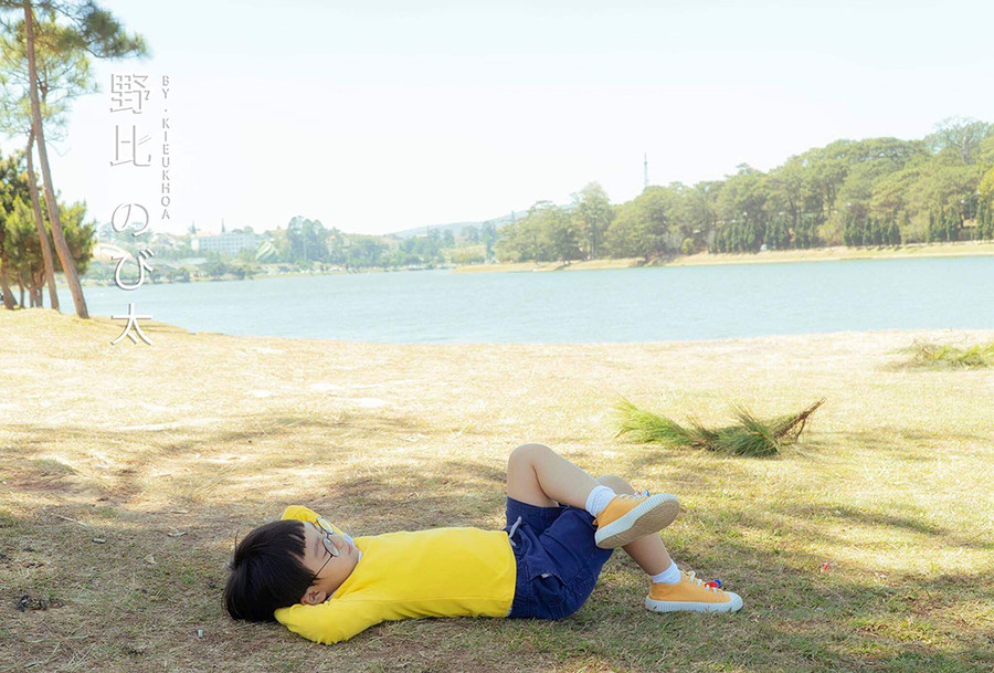 Một số cũng cho biết chính những khung cảnh tối giản này lại cực kỳ bắt hình, làm nổi bật nhân vật chính. Cứ nhìn bộ ảnh của cậu bé Nobi này là biết.