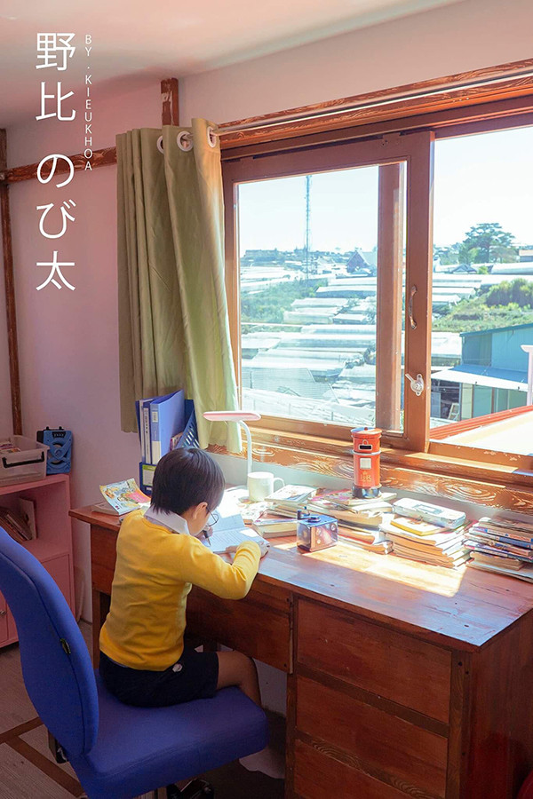 Mới đây, bộ ảnh của một cậu bé cosplay Nobita trong một căn nhà giống hệt bối cảnh trong truyện Doraemon được chia sẻ rầm rộ trong các nhóm về du lịch. Ngay khi biết bộ ảnh được thực hiện tại Đà Lạt, dân mạng đã vội vã truy tìm địa điểm địa điểm ngôi nhà này.