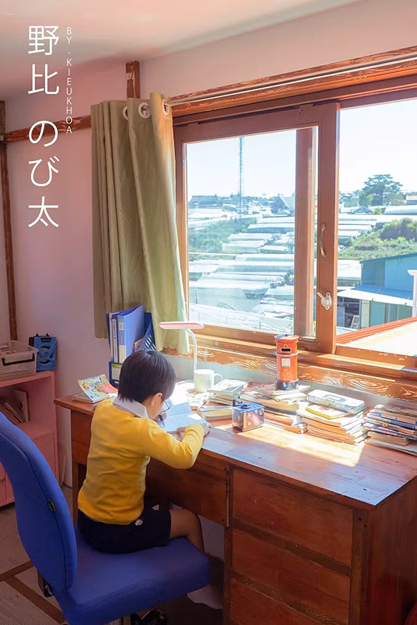 Mới đây, bộ ảnh của một cậu bé cosplay Nobita trong một căn nhà giống hệt bối cảnh trong truyện Doraemon được chia sẻ rầm rộ trong các nhóm về du lịch. Ngay khi biết bộ ảnh được thực hiện tại Đà Lạt, dân mạng đã vội vã truy tìm địa điểm địa điểm ngôi nhà này.