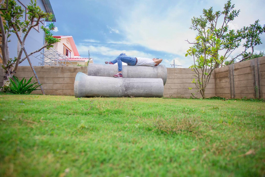 Không chỉ có vậy, một khoảng sân vườn cũng được tận dụng để tái hiện sân chơi trong khu phố, nơi Nobita thường xuyên bị những người bạn cùng lớp bắt nạt. Thảm cỏ xanh, bầu trời trong và 3 chiếc ống nước đặt chồng lên nhau thế này đúng chuẩn rồi còn gì nữa.