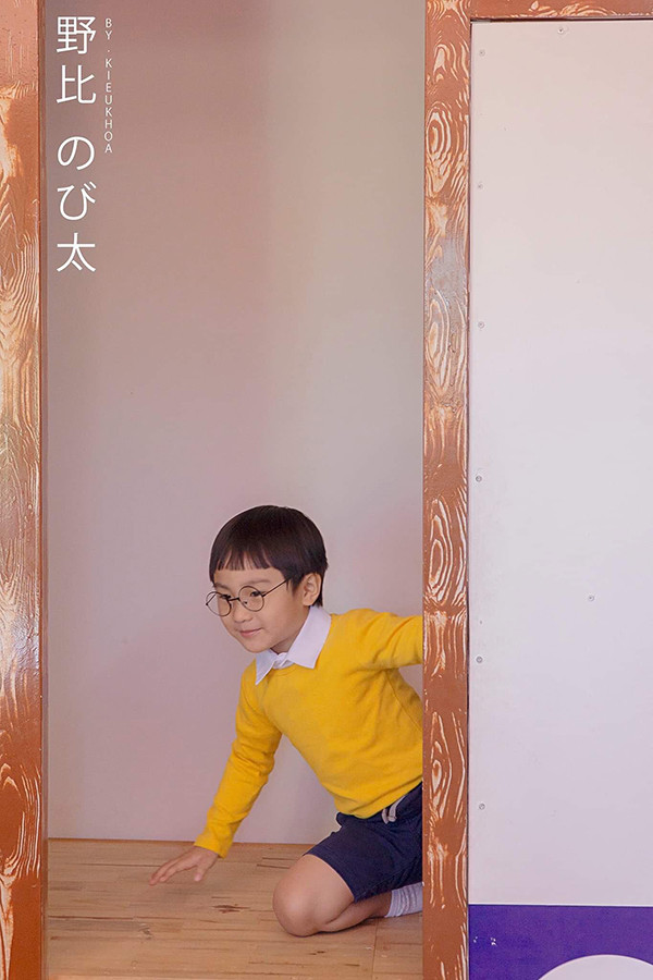 Bên cạnh đó, danh tính của cậu bé trong bộ ảnh cũng được dân mạng tìm ra bởi những biểu cảm quá đáng yêu. Được biết, cậu bé là Kiều Đăng Khôi (4 tuổi, tên ở nhà là Win), hiện đang sống tại TP HCM.