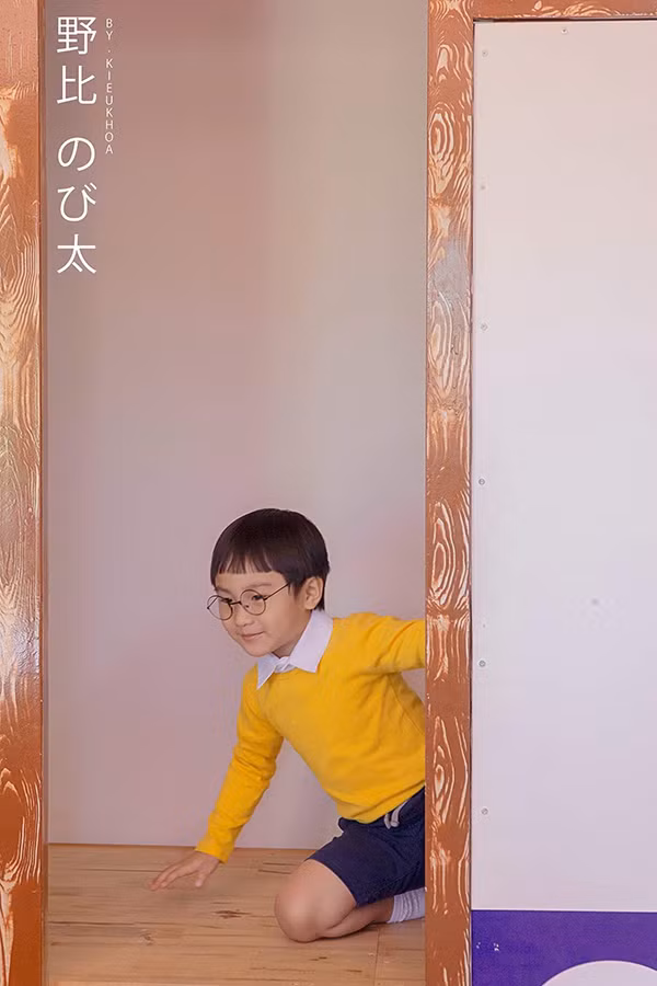 Bên cạnh đó, danh tính của cậu bé trong bộ ảnh cũng được dân mạng tìm ra bởi những biểu cảm quá đáng yêu. Được biết, cậu bé là Kiều Đăng Khôi (4 tuổi, tên ở nhà là Win), hiện đang sống tại TP HCM.