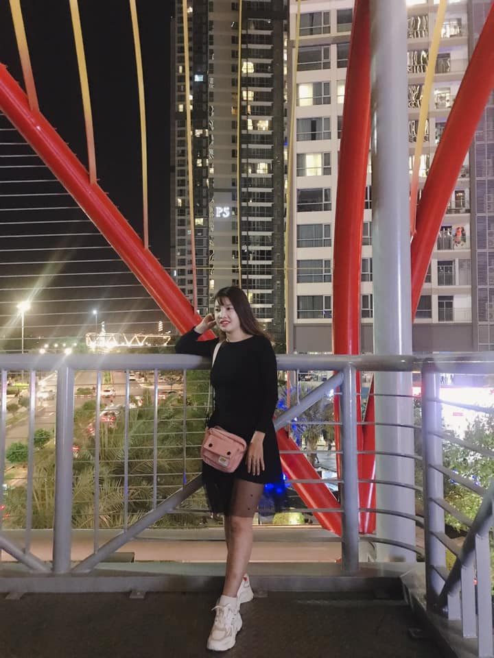 Phượng không còn phải giấu mặt khi chụp ảnh nữa. Những tấm hình hiếm hoi được cô nàng đăng tải trên mạng xã hội đã phần nào phản ánh được cuộc sống viên mãn hiện tại của cô.