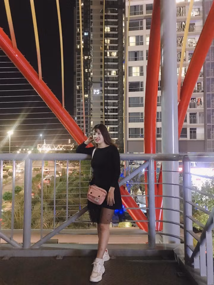 Phượng không còn phải giấu mặt khi chụp ảnh nữa. Những tấm hình hiếm hoi được cô nàng đăng tải trên mạng xã hội đã phần nào phản ánh được cuộc sống viên mãn hiện tại của cô.