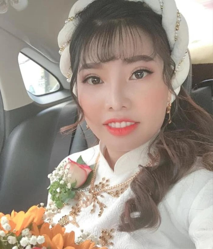 Cuối năm 2020, Phượng chia sẻ những hình ảnh lên xe hoa và nhận về nhiều lời chúc phúc.