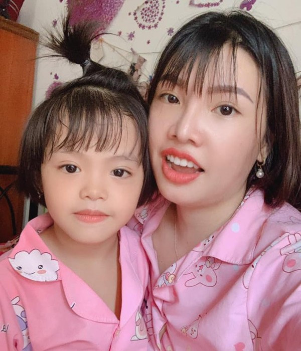 Được biết, chồng cô là một “đại gia” miền Tây. Cả hai có khoảng thời gian yêu nhau hơn 2 năm trước khi tiến tới hôn nhân. Cả 2 sau đó đã đón em bé đầu lòng.