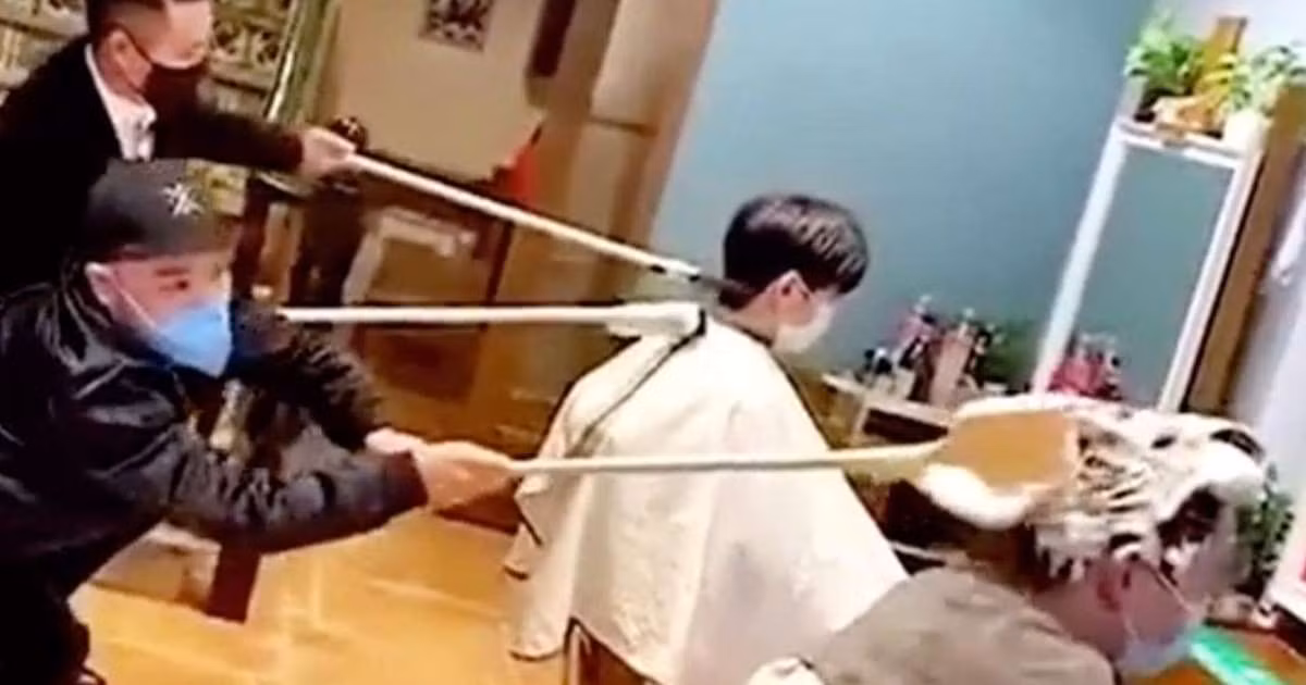 Dịch vụ gội đầu mùa COVID-19 khiến ai xem cũng phải bật cười.