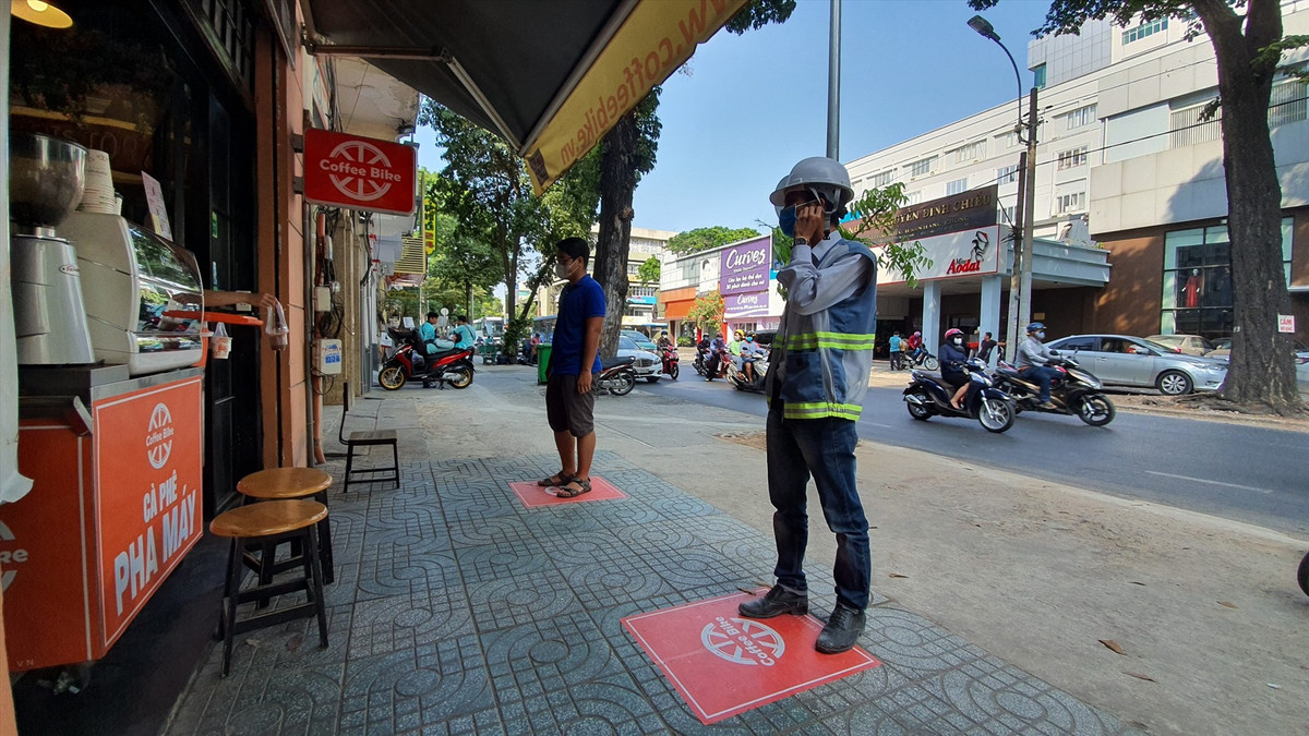 Khách hàng sẽ đứng vào những ô được đánh dấu sẵn, đảm bảo vị trí 2 mét an toàn khi xếp hàng mua đồ.