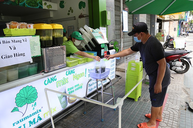 Mọi hình thức giao dịch đều phải cách xa ít nhất 2 mét và thông qua vật trung gian để tránh COVID-19 có cơ hội lây lan.