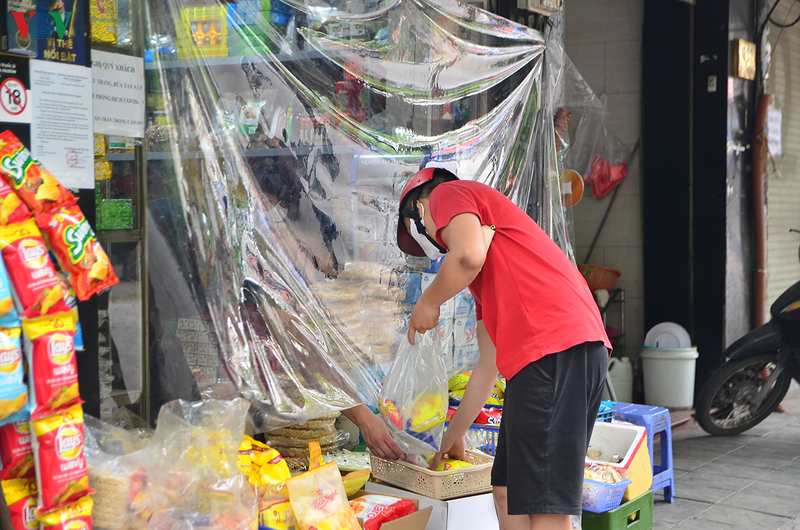 Nhiều cửa hàng tạp hóa còn tạo cả một lớp màn chắn an toàn bằng nilong, nhựa trong tại cửa hàng.