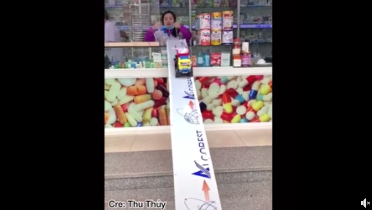 Mới đây, trên mạng xã hội xuất hiện clip cách bán hàng giữa dịch COVID-19 thu hút sự quan tâm của cộng đồng. Theo đó, một hiệu thuốc đã nghĩ ra cách cực kỳ thông minh đó chính là để hàng hóa vào một chiếc xe ô tô đồ chơi rồi cho trượt về phía khách hàng, khi muốn trả tiền chỉ cần để tiền vào và trượt xe trở lại là xong. Cách bán hàng này được mọi người vỗ tay rần rần vì sự thông minh, hạn chế tiếp xúc gần một cách tối đa.