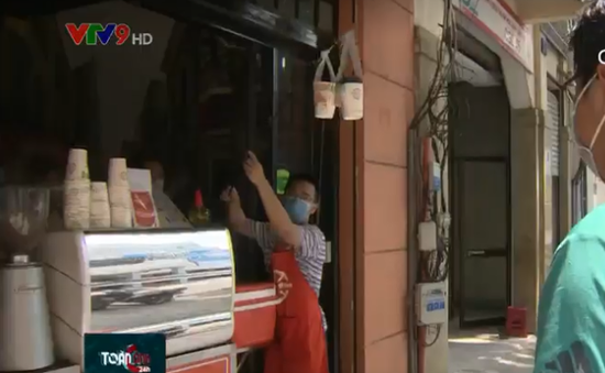 "Cách bán hàng rất thông minh nhưng trông buồn cười quá, dù sao cũng mong dịch bệnh sớm qua đi để cuộc sống trở lại bình thường", "Móc vào cần câu mà rơi hay đứt thì sao nhỉ?" - Dân mạng bình luận.